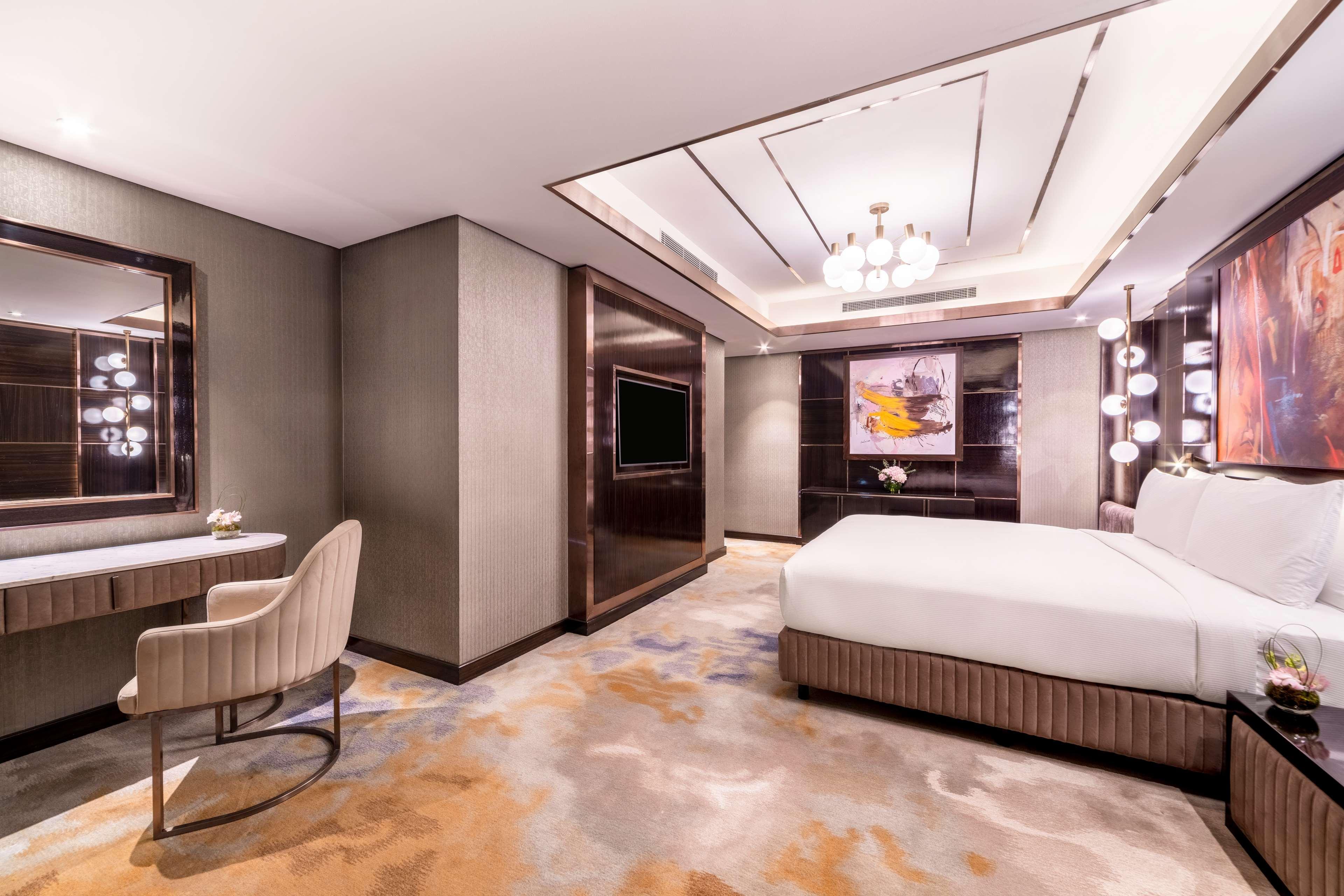 Hotel Hilton Doha The Pearl Esterno foto A bedroom at the hotel