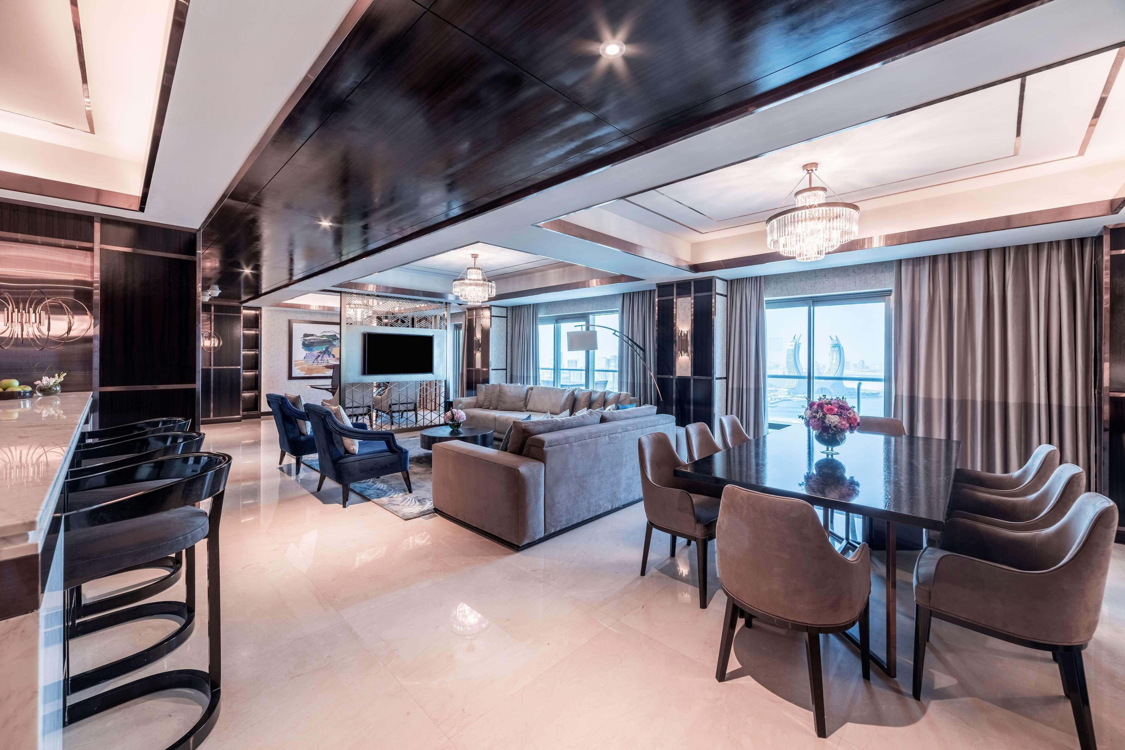 Hotel Hilton Doha The Pearl Esterno foto The interior of a suite on board the World Navigator
