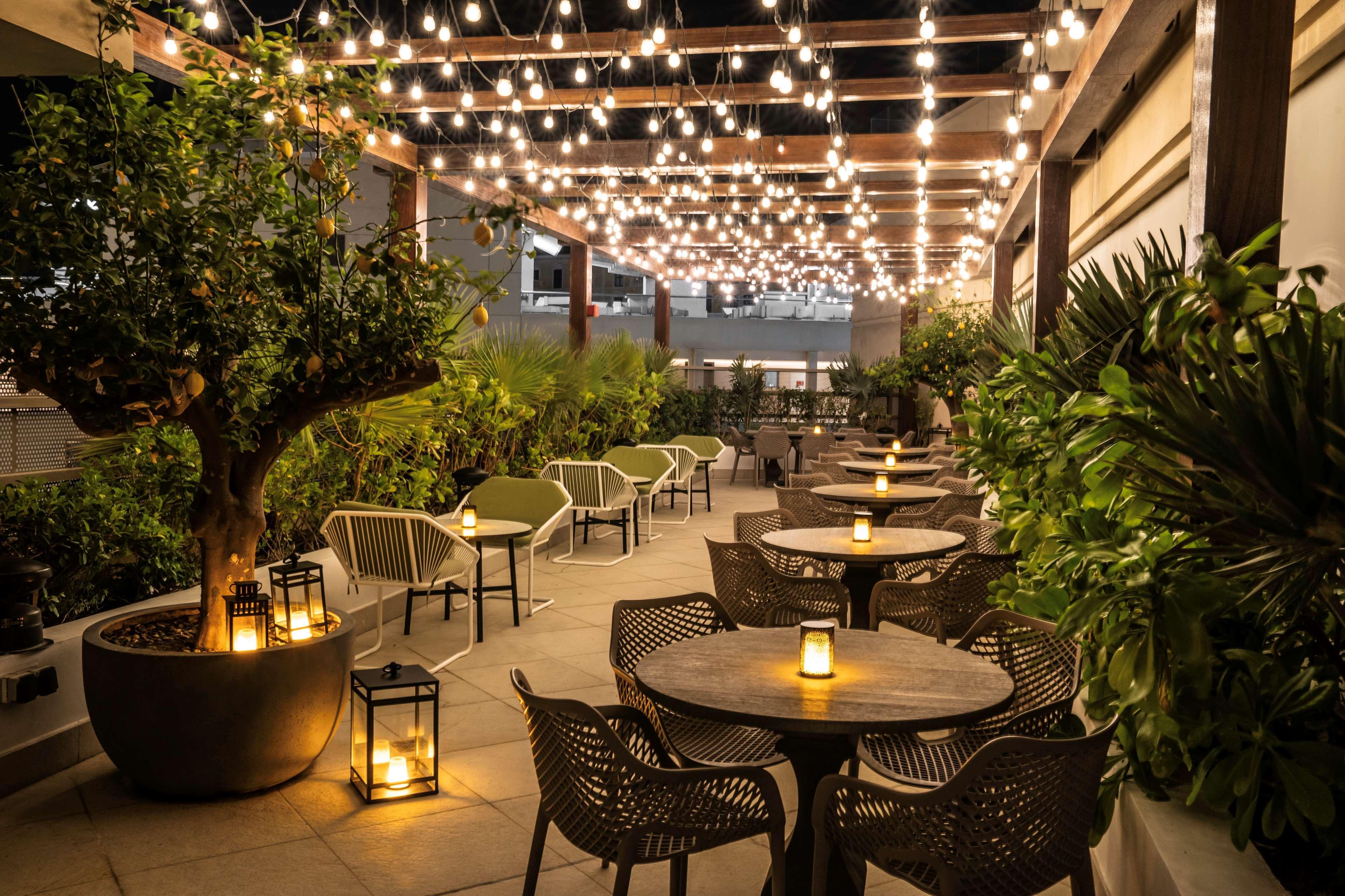 Hotel Hilton Doha The Pearl Esterno foto The Terrace at The Standard East Village