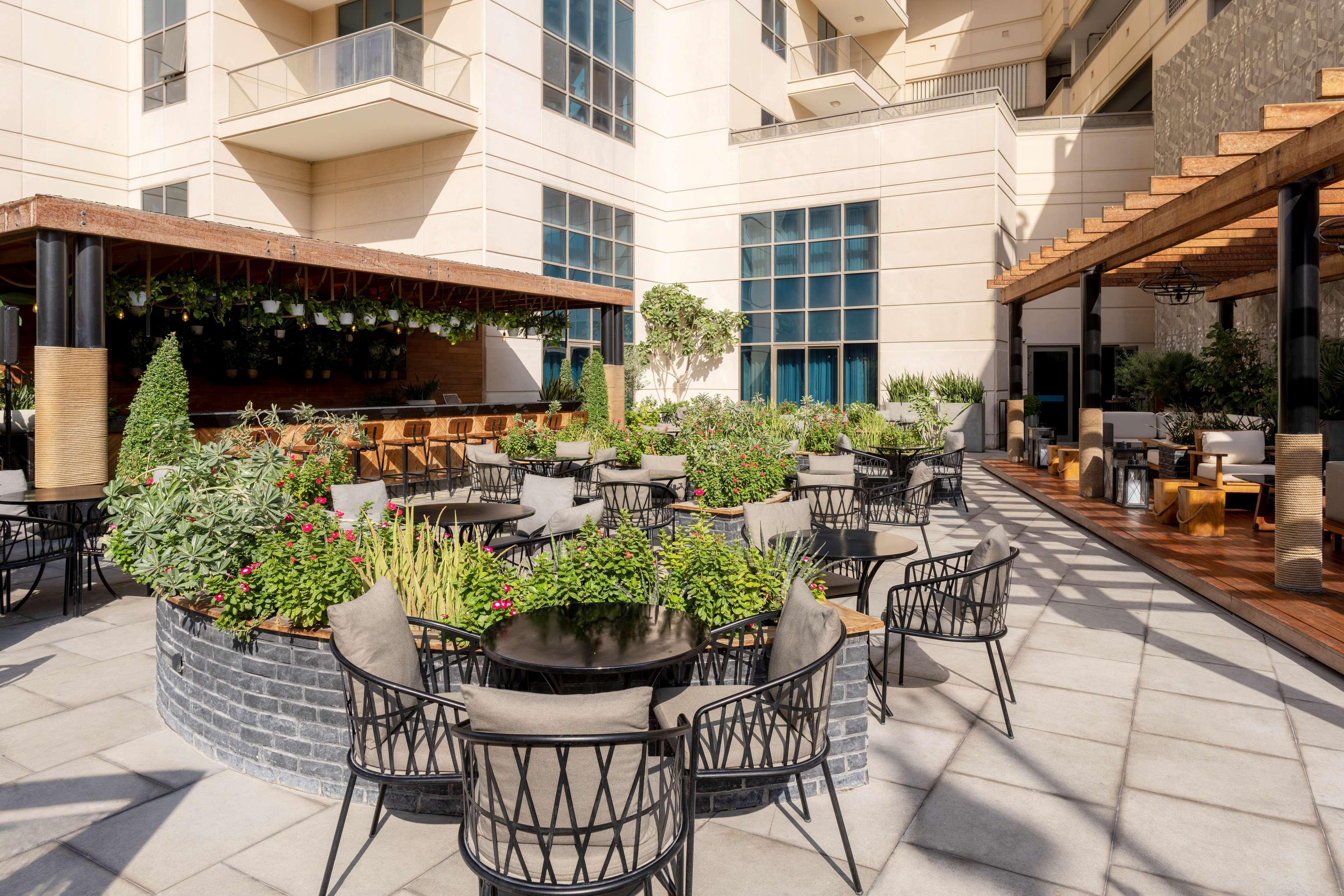 Hotel Hilton Doha The Pearl Esterno foto The courtyard at the hotel
