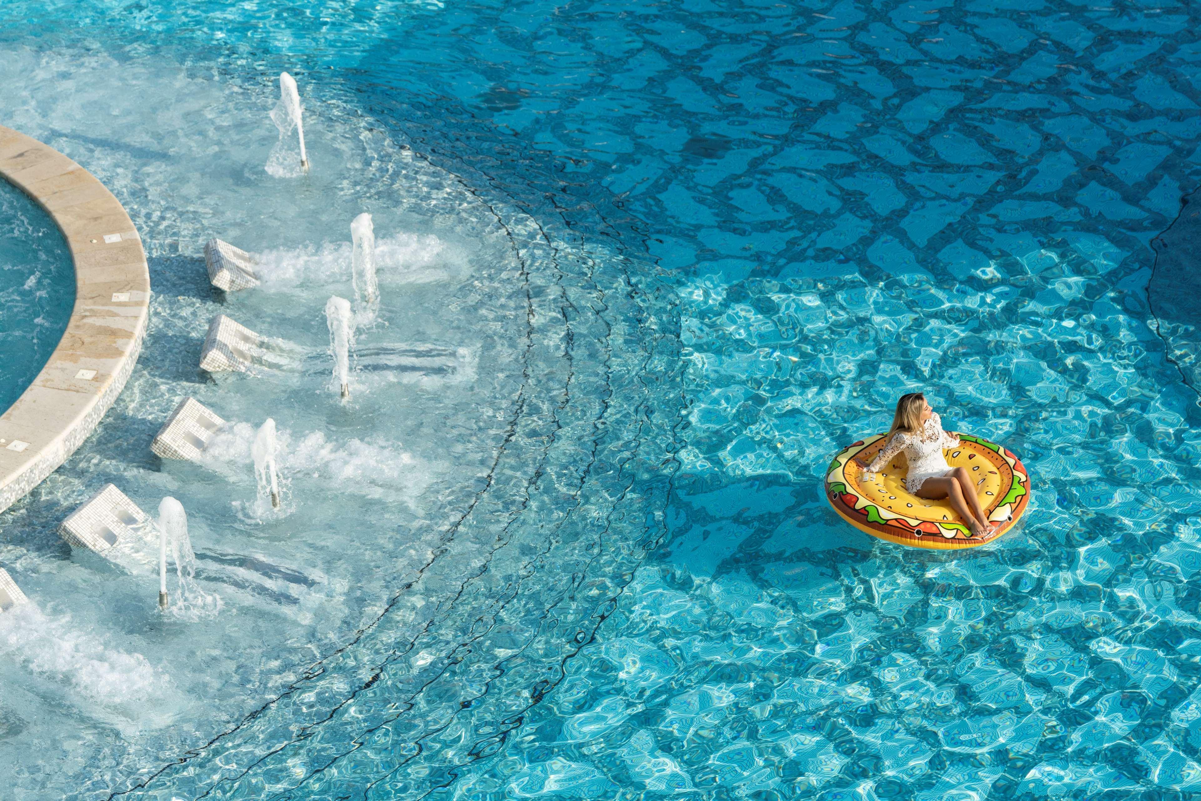 Hotel Hilton Doha The Pearl Esterno foto A woman on a hamburger float