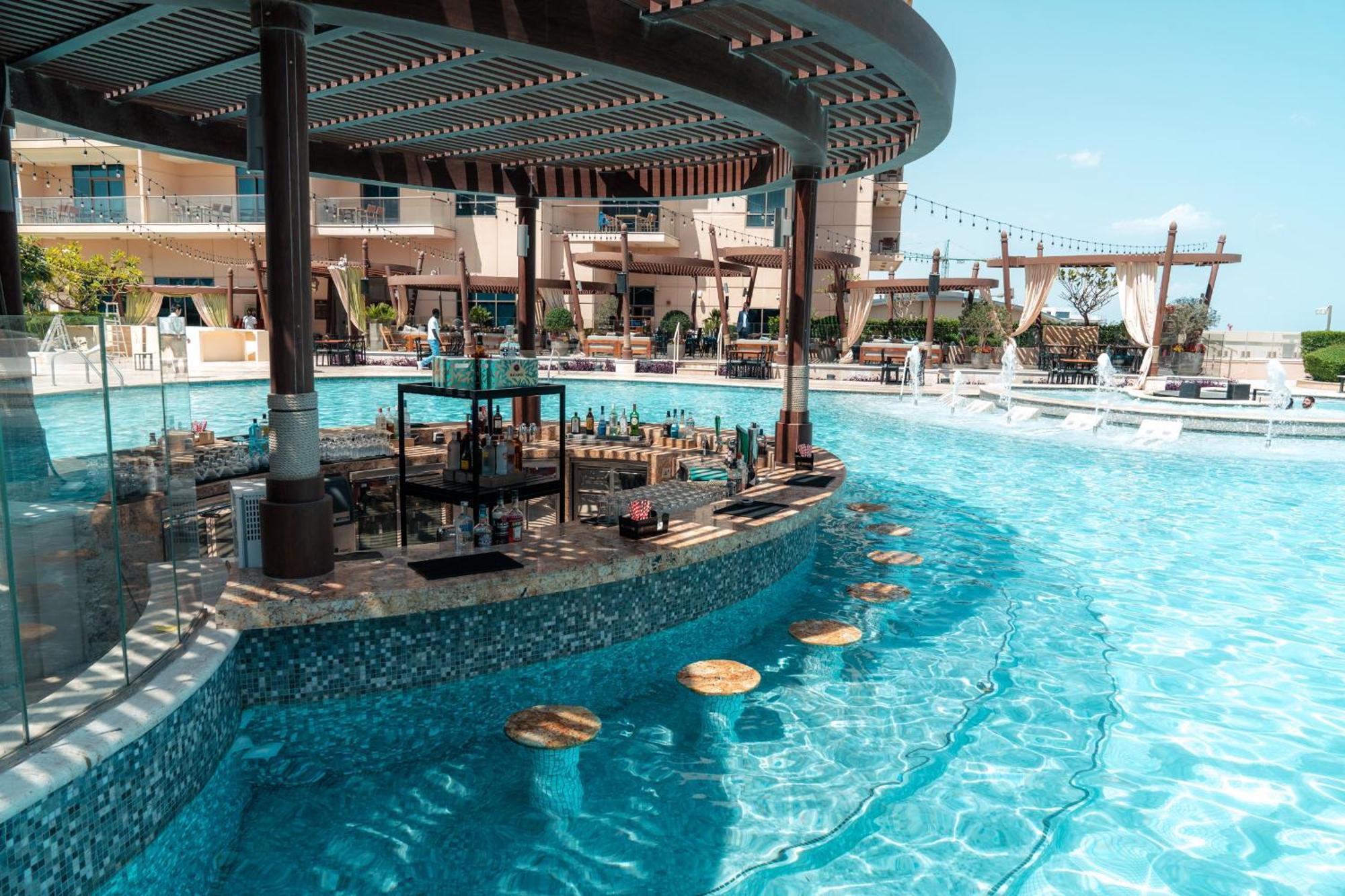 Hotel Hilton Doha The Pearl Esterno foto The swimming pool at the Hard Rock Hotel